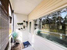 Etelän suuntainen parveke tuo lisätilaa asumiseen.