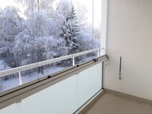 VAstaremontoitu lasitettu parveke etelään