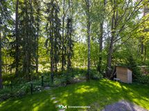 Takapihan portista pääsee kätevästi suoraan pyöräbaanalle!