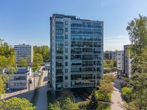 Julkisivu etelään, pääsisäänkäynti.