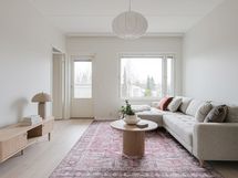 Olohuoneesta on kulku lasitetulle parvekkeelle.