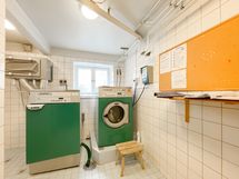 Taloyhtiön pesutupa.