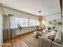 Valoisa ja hyväpohjainen yksiö peruskorjatussa hissitalossa. Loistava sijainti.