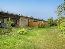 Tilava ja suojaisa piha