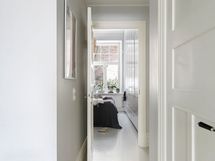 Huoneistossa yhtenäinen vaalean harmaa lautalattia