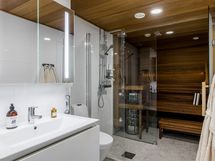 Upea kylpyhuone omalla saunalla!