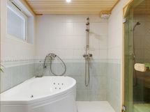 Kellarikerroksen kylpyhuone