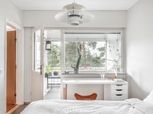 Päämakuuhuoneen yhteydessä lasitettu parveke