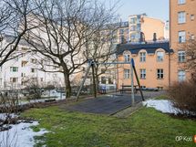 Taloyhtiön sisäpihalla kesäisin grilli ja oleskelu