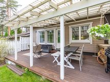 Näkymä piha-alueelta terassin suuntaan