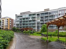 Rakennuksen julkisivu sisäpihan puolelta