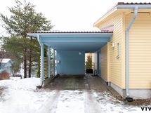 Autokatos, jonka takana on varasto