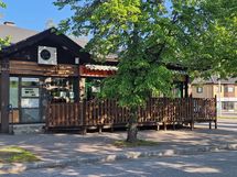 Julkisivua ja terassia