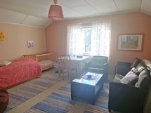 Yläkerran isompi makuuhuone