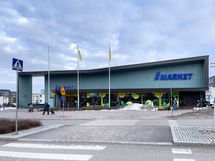 Lähikauppaan on vain parin minuutin kävelymatka. Sen vieressä on myös kirjasto.