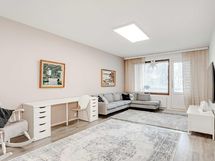 Todella tilavan olohuoneen sisustat monin eri tavoin