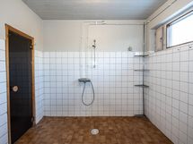 Kiviseinät ja tilaa hyvin, uudet putket