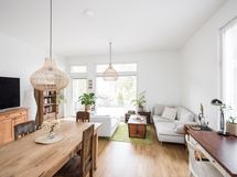 Näkymä keittiöstä olohuoneeseen