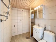 Kylpyhuoneessa on paikka omalle pyykinpesukoneelle.