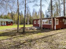 Tässä vierasmökki, jossa myös lasi-veranta.