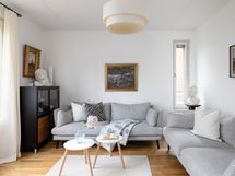 Olohuone, jossa ikkunoita kolmeen suuntaan