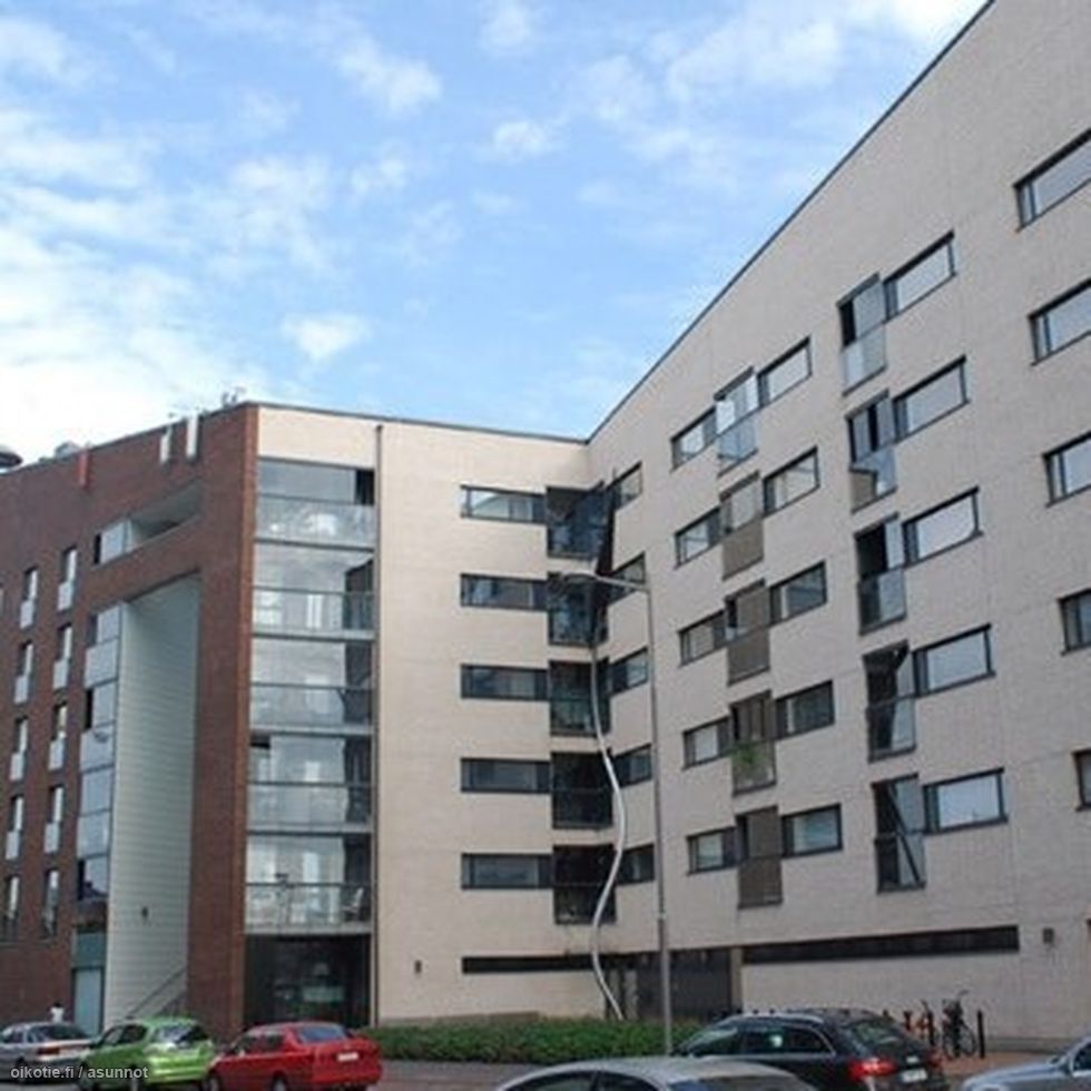 Julkisivu kadun puolelta