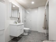 Asunnon C47 kylpyhuone