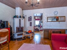 Olohuone varaavalla takalla