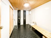 Taloyhtiössä on tyylikkäät saunatilat.