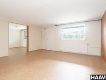 Alakerran iso olohuone