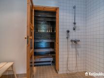 Alakerran kylpyhuone on juuri huollettu