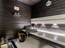 Saunan kruunaa upea valaistus vuolukivikiukaan ja kiviseinän lisäksi.