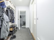 Eteisessä hyvin tilaa vaatteille ja kengille