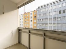 Lasitettu parveke on Näsilinnankadun suuntaan.