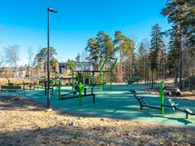 Kruunuvuorenrannasta löytyy monipuolinen ulkokuntosali urheilupuiston yhteydestä.