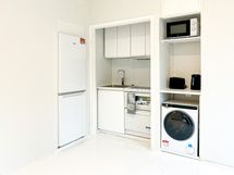 Avokeittiössä on hienoja ratkaisuja: mm. uuni-, liesi ja astianpesukoneyhdistelmä sekä pesukone.