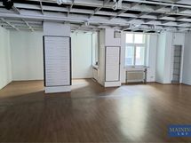 Huoneiston perälle saa tehtyä kevyillä muutostöillä esim. taukotilan tai työhuoneen.