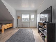 Yläkerran huone, käynti parvekkeelle