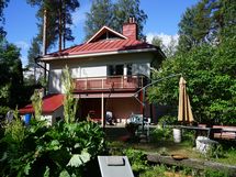 näkymä pihalta talolle