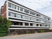 Etujulkisivu Birger Jaarlin kadun ja Saaristenkadun kulmasta