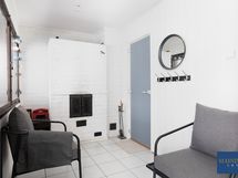 Takkahuoneesta on käynti alakerran kylpyhuoneeseen.