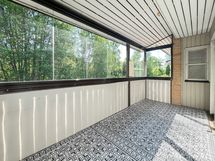 Lasitettu parveke tuo lisätilaa asumiseen.