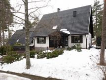 Julkisivu Jalmarinpolulta