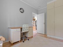 Olohuone,  Yläkerran makuuhuone 1 kuvattuna ovelle päin.