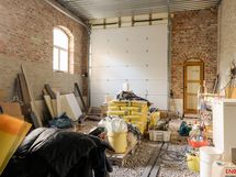 Talon yhteydessä suuri autotalli nosto- ja käyntiovella