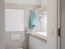 WC kodinhoitohuoneen yhteydessä.