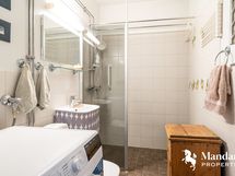 Kyplyhuone ovelta päin katsottuna.