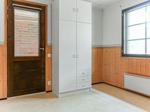 Työhuoneesta on myös oma uloskäynti