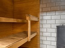 Puulämmitteinen sauna.
