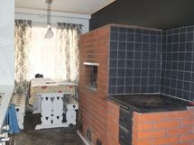 Leivinuuni, puuhella ja ruokailutila